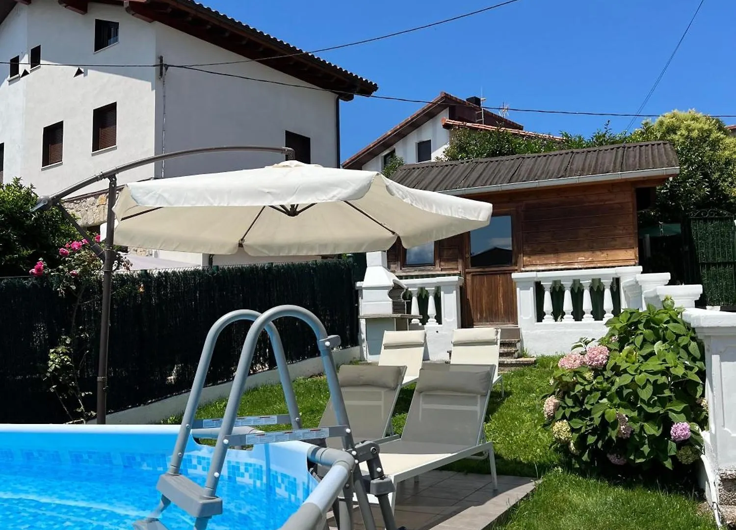 Chalet Pareado Con Piscina En El Centro De Gernika Villa